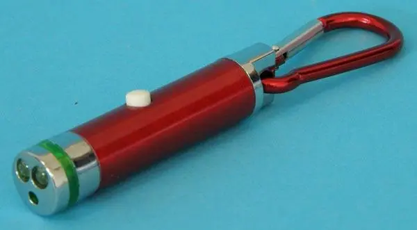 Foto aus der offiziellen Meldung: Zk 2 Function Laser &amp; LED Light with Carabiner Clip Laserpointer — Risiko: Sehschaden