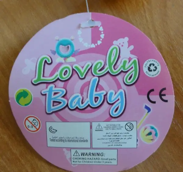 Foto uit de officiële melding: TOYS GROUP Lovely Baby Plastic rammelaar — risico: Verstikking door inslikken & Snijwonden