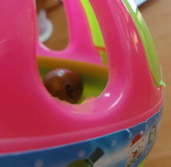 Foto uit de officiële melding: TOYS GROUP Lovely Baby Plastic rammelaar — risico: Verstikking door inslikken & Snijwonden