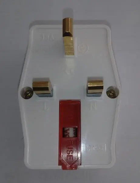 Photo de l’avis officiel: 13 Amp 3 Pin Multi Socket With Fuse Adaptateur de prise de voyage — risque: Choc électrique