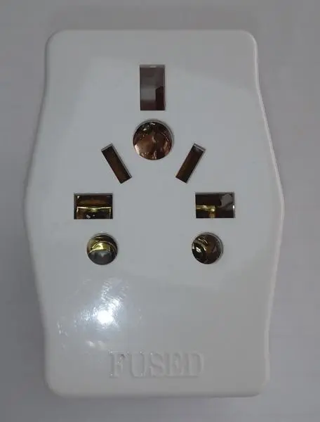 Photo de l’avis officiel: 13 Amp 3 Pin Multi Socket With Fuse Adaptateur de prise de voyage — risque: Choc électrique