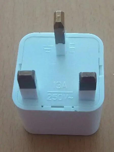 Foto do aviso oficial: Adaptador de plugue de viagem — risco: Choque elétrico & Incêndio (A12/1670/18)