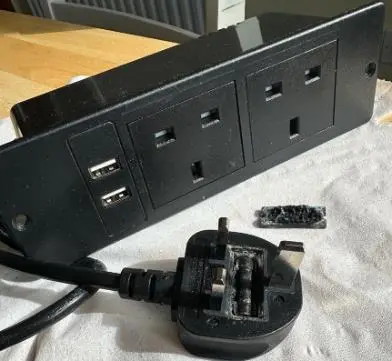 Photo from the official notice: Extension Lead supplied with Costway Abraar Desk — fire risk