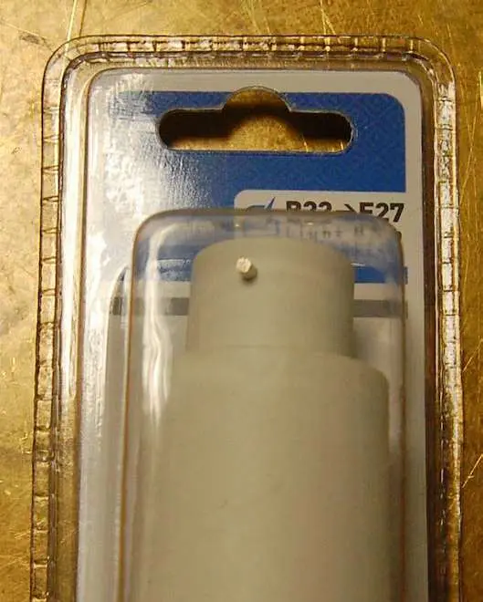 Photo from the official notice: White Bayonet BC B22 To Edison Screw ES E27 Light Bulb Adaptor — electric shock risk