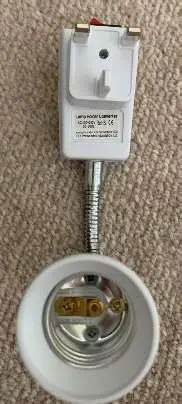 Photo from the official notice: E27 Extension Socket Adapter with Screw — electric shock risk (2104-0040b)