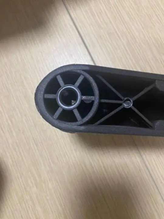 Only chairs that have a horizontal plastic piece on the bottom of the caster bracket are included in this recall