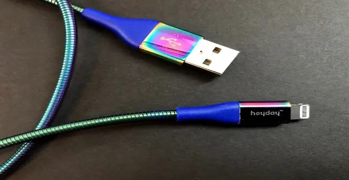 heyday cable—close up view of brand name "heyday" printed on cable