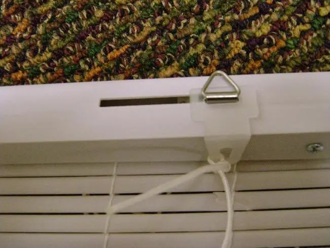 Roll-Up Blind without Release Clip