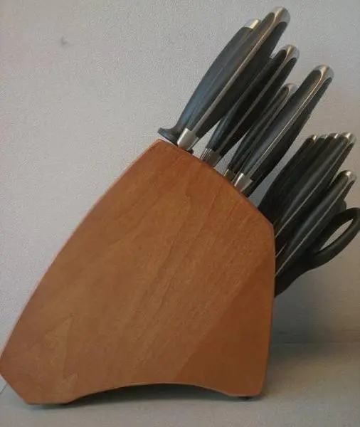 Photo from the official notice: Calphalon Recalls to Repair Contemporary Cutlery Knife Block Sets Due to Laceration Hazard