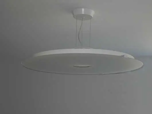 Photo of 2010 and later version Lamp with three steel cables